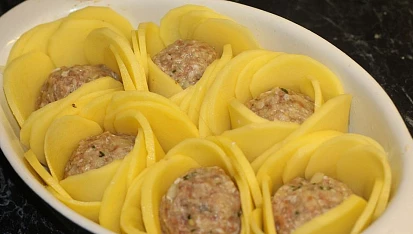 Bramborové růžičky s masovými kuličkami, Utvoříme kytičky...