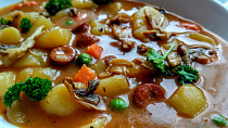Bramborový guláš s trampskou uzeninou,  zeleninou a houbami