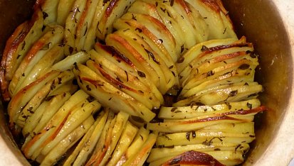 Křupavý bramborový koláč s cibulí a rozmarýnem, S citronovým tymiánem, citronovým a česnekovým olejem. Delikatesa, díky Ivuško :-)