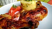Kuřecí stehna pečená v marinádě se zakysanou smetanou a zeleninou