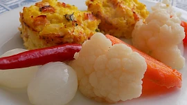 Květákové muffiny se šunkou a sýrem