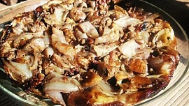 Obrácený koláč s cibulí, ořechy a žampiony