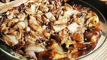 Obrácený koláč s cibulí, ořechy a žampiony