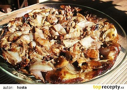 Obrácený koláč s cibulí, ořechy a žampiony