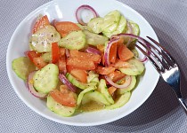 Okurkový salát s rajčaty a balsamikem