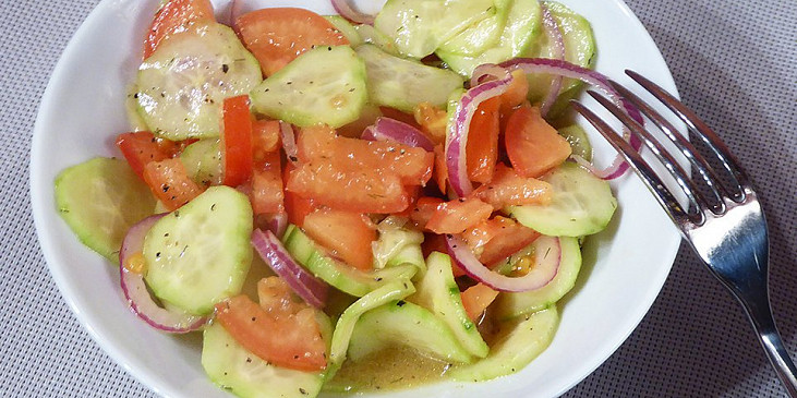 Okurkový salát s rajčaty a balsamikem
