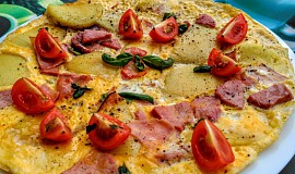 Omeleta z bramborových knedlíků, uzeniny a vajec