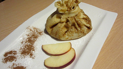 Palačinka - měšec s jablečnou náplní