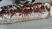 Piškotová roláda, plněná  kokosovým  krémem  a banány