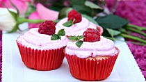 Podmáslové muffiny s malinovým tvarohem