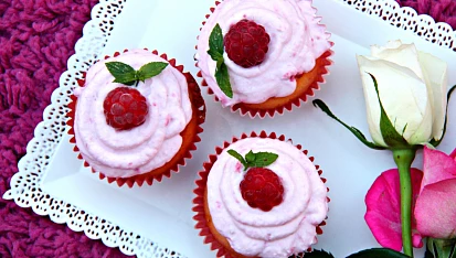 Podmáslové muffiny s malinovým tvarohem