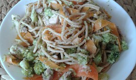 Špagety s brokolicí, mrkví a kuřecím masem
