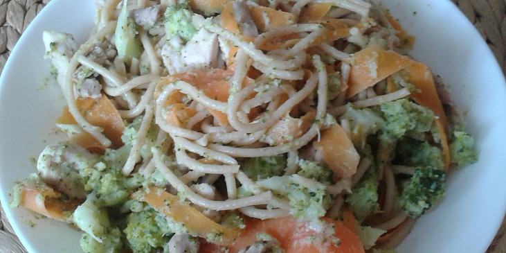 Špagety s brokolicí, mrkví a kuřecím masem
