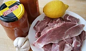 Vepřové kostky na česneku a rajčatovém pyré v pomalém hrnci