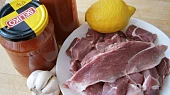 Vepřové kostky na česneku a rajčatovém pyré v pomalém hrnci