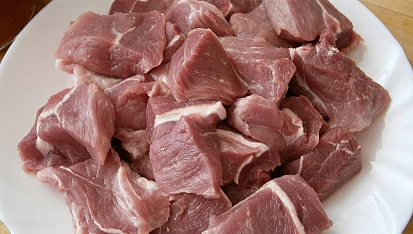 Vepřové kostky na česneku a rajčatovém pyré v pomalém hrnci