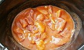Vepřové kostky na česneku a rajčatovém pyré v pomalém hrnci