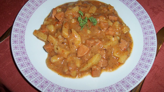 Bramborový guláš s uzeninou