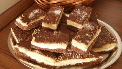 Dvoubarevné řezy s tvarohovou náplní