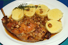Králík na slanině a černém pivu