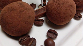 Lanýžové pralinky ve skořicovo-kakaovém pudru