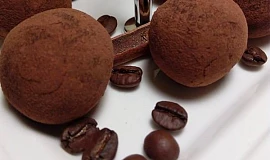 Lanýžové pralinky ve skořicovo-kakaovém pudru