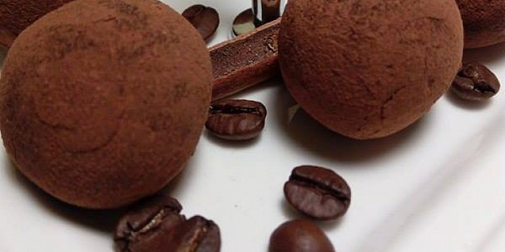 Lanýžové pralinky ve skořicovo-kakaovém pudru (Dohotovené pralinky)