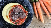 Masové koule s rajčatovým ragú a polentovou kaší