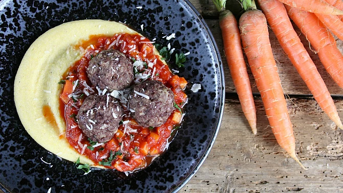 Masové koule s rajčatovým ragú a polentovou kaší