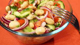 Okurkový salát s bílými fazolemi a rajčaty