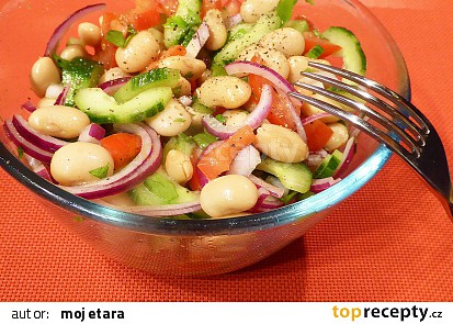 Okurkový salát s bílými fazolemi a rajčaty