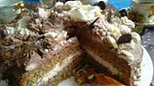 Ořechový dort s dvoubarevnou šlehačkou a růžičkami