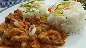 Ostřejší vepřové kousky s pórkem, rajčaty a chilli papričkami