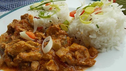 Ostřejší vepřové kousky s pórkem, rajčaty a chilli papričkami
