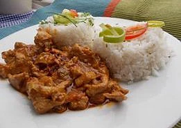 Ostřejší vepřové kousky s pórkem, rajčaty a chilli papričkami