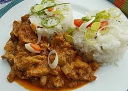 Ostřejší vepřové kousky s pórkem, rajčaty a chilli papričkami