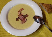 Pórková polévka s brambory a slaninou