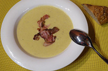 Pórková polévka s brambory a slaninou