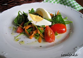 Salát z polníčku s mrkví a s vejcem natvrdo