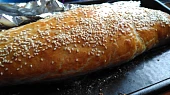 Vinná klobása, zapečená jako roláda (závin) v listovém těstě