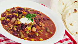 Zeleninová polévka po mexicku - s mletým hovězím, fazolemi a domácími tortillami