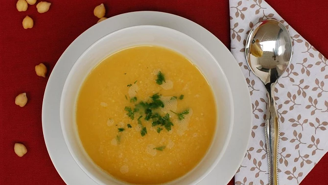 Cizrnová polévka s mrkví a celerem