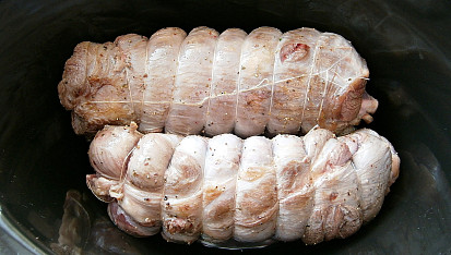 Hovězí kližka na kopru v pomalém hrnci