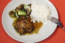 Kuřecí stehna pečená se žampiony a pak choi