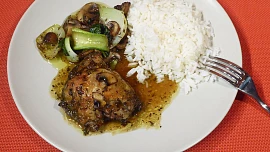Kuřecí stehna pečená se žampiony a pak choi