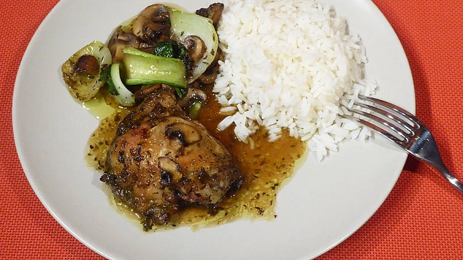 Kuřecí stehna pečená se žampiony a pak choi, Kuřecí stehna pečená se žampiony a pak choi