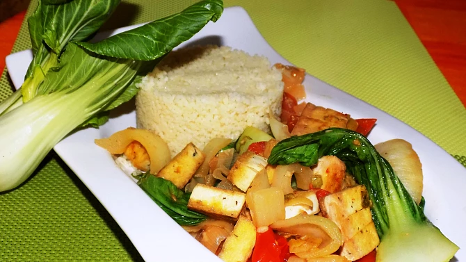 Kuskus se zeleninou a tofu