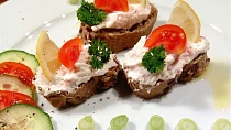 Lehká pomazánka ze surimi krabích tyčinek