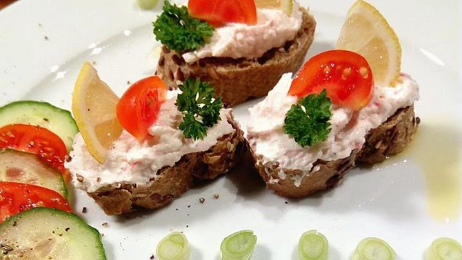Lehká pomazánka ze surimi krabích tyčinek