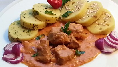 Netradiční segedínský guláš s rajčaty a čabajkou
